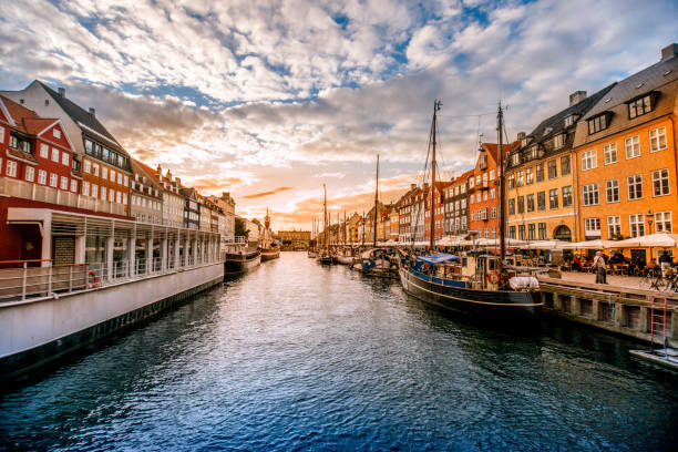 哥本哈根老城尼哈恩的彩色傳統民居日落 - copenhagen 個照片及圖片檔