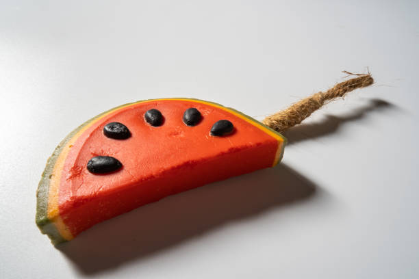 jabón de sandía de colores, con una cuerda para colgar - papaya soap fotografías e imágenes de stock