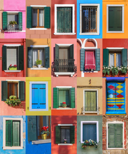 finestre colorate di case di burano, venezia, italia - burano foto e immagini stock
