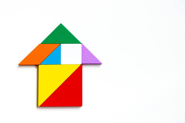 colorwood rompecabezas de tangram en forma de flecha o casa sobre fondo blanco - tangram casa fotografías e imágenes de stock