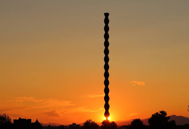 column of infinity (coloana infinitului) by constantin brancusi and sunset horizon from the memorial park - focus un focus stockfoto's en -beelden