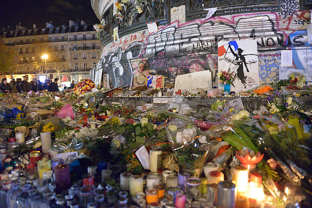 gedenken an gegen terroristische attacks.place de la republique gelegen. - 2015 stock-fotos und bilder