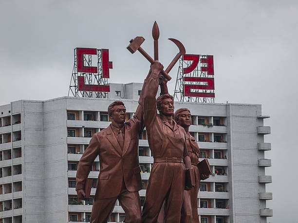 коммунистическая статуя в северной koreas капитала пхеньян - north korea стоковые фото и изображения