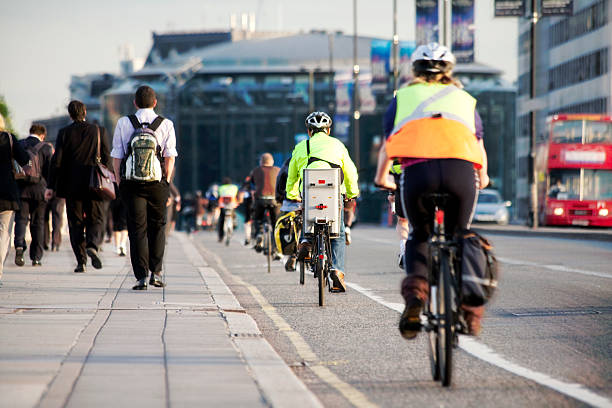 commuters on foot and cycling - openbaar vervoer stockfoto's en -beelden