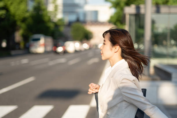 通りを歩いている通勤の実業家 - 歩く　女性 ストックフォトと画像