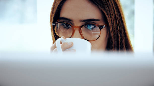 컴퓨터와 커피, 안경을 쓰고 있는 여성. - 분석 보기 뉴스 사진 이미지