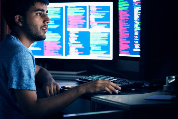 computerprogrammeur thuis bezig met complexe algoritmes - arabic student stockfoto's en -beelden