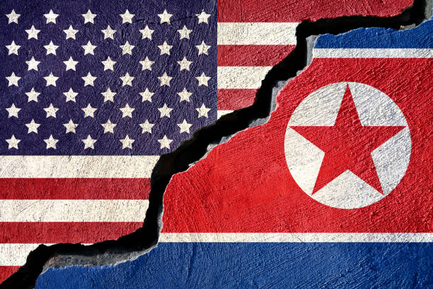 концепт американского и северокорейского флага на треснувшей фоне - north korea стоковые фото и изображения