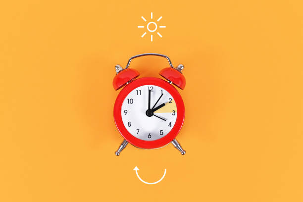 Concept for explaining summer daylight saving time with clock and arrow Concept for explaining summer daylight saving time with clock and arrow on yellow background daylight savings 2021 stock pictures, royalty-free photos & images