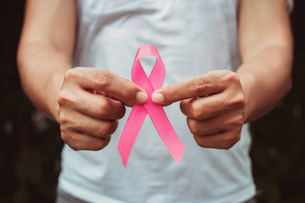 개념 의료 및 의학. 분홍색 리본을 들고 손을 잡고. 유방암 인식. 희망의 표시 - breast cancer 뉴스 사진 이미지