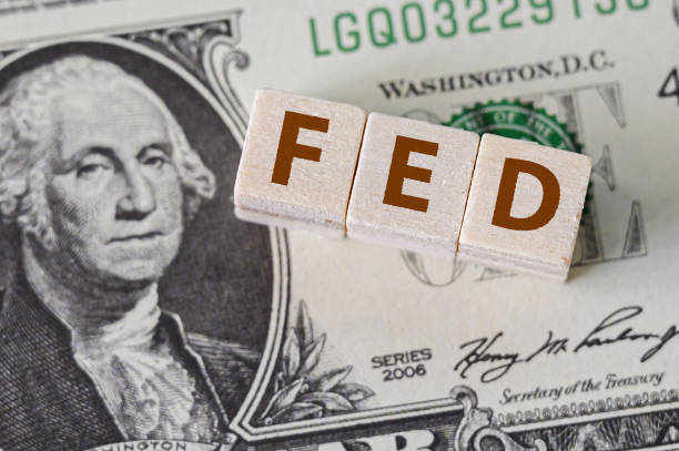 idea conceptual de la fed, sistema de reserva federal es el sistema bancario central de los estados unidos de américa y cambiar las tasas de interés - federal reserve fotografías e imágenes de stock