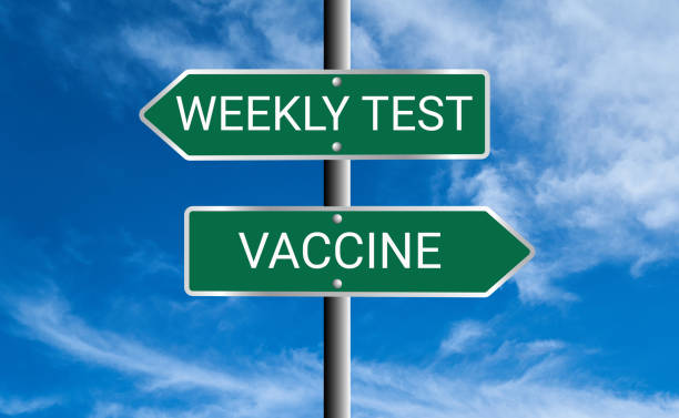 concepto que ilustra la elección de la vacuna o prueba semanal para covid19. la prueba o la vacunación son obligatorias en muchos lugares de trabajo. - vaccine mandate fotografías e imágenes de stock