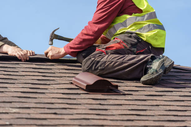 건설 프로세스의 개념. 새로운 집 위에 아스팔트 대상 포진 또는 지붕 타일을 설치 하는 손에 헬멧을 착용 하는 특별 한 작업 마모에 두 숙련 된 지붕 - 지붕 뉴스 사진 이미지