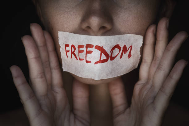 concept van vrijheid meningsuiting: monding van een persoon wordt bezegeld met een plakband, close-up - plakband mond stockfoto's en -beelden