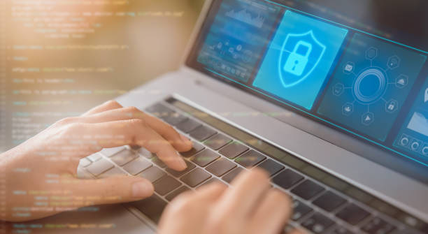 концепция защиты кибербезопасности, руки нажмите клавиатуру ноутбука компьютера и блокировки значок с цифровым кодом на виртуальном экра� - cyber security стоковые фото и изображения