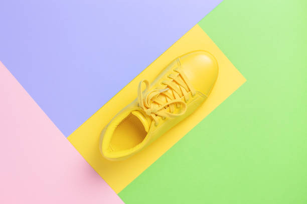 immagine geometrica concettuale con scarpa gialla. - shoes top view foto e immagini stock