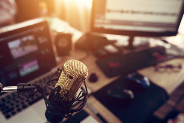 microfone condensador dourado na gravação do estúdio - radio - fotografias e filmes do acervo