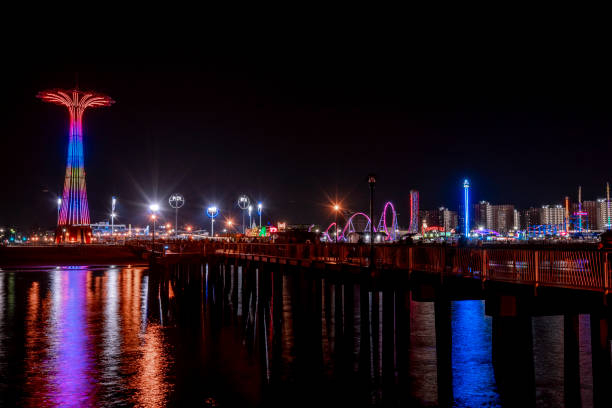 科尼島碼頭在夜晚 - brighton 個照片及圖片檔