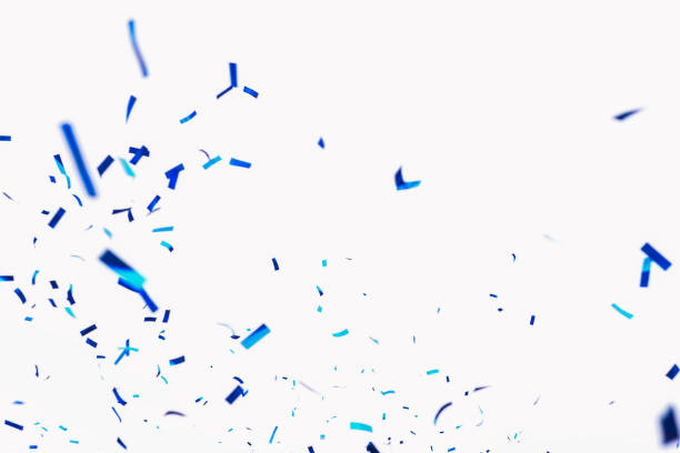 konfetti von crackern. blaue elemente auf weißem hintergrund. schuss von konfetti auf einer party. festliche stimmung. serpentine, festliche dekoration - konfetti stock-fotos und bilder