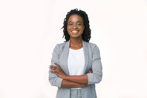 fiducioso business ragazza sorridente a camera crossing mani, sfondo bianco - sfondo bianco foto e immagini stock