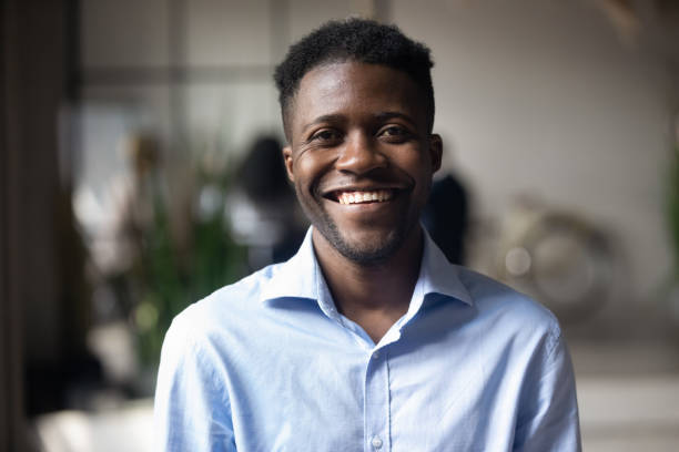 percaya diri tersenyum pengusaha muda afrika melihat kamera di kantor - close up potret stok, foto, & gambar bebas royalti