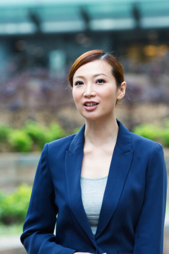 若いアジア人の女性が自信にチャレンジ - ストックフォト・写真素材...