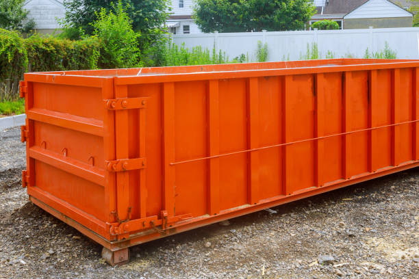 bouw afvalcontainers in een metalen container, huis huis renovatie. - container stockfoto's en -beelden