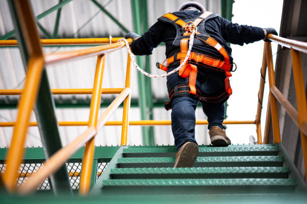 안전 하네스를 착용 하는 건설 노동자 - 안전 뉴스 사진 이미지
