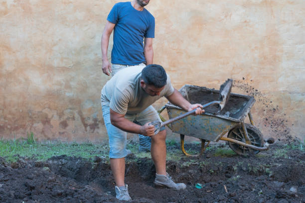 bouwvakkers graven gat in achtertuin van huis - zwembad vullen achtertuin stockfoto's en -beelden