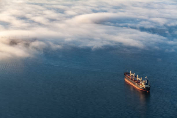 container last fartyg i vancouvers engelska bukt - ship bildbanksfoton och bilder