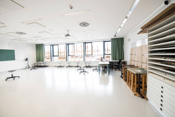contemporary empty school art classroom, europe - sala de aula universidade arte imagens e fotografias de stock
