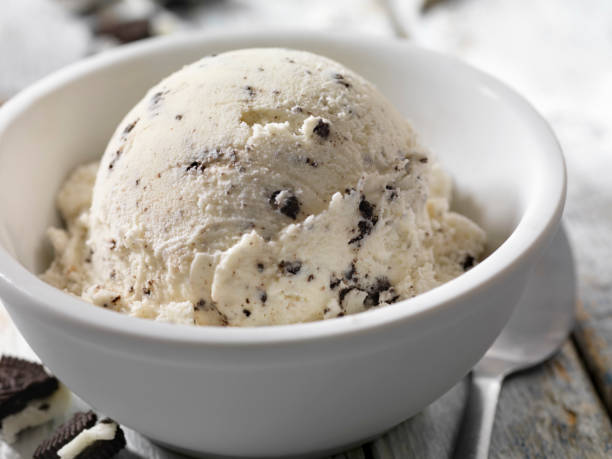 plätzchen und creme ice cream sundae - ice cream fancy stock-fotos und bilder
