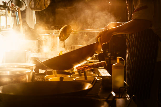 kochen mit dem küchenchef - asiatischer koch stock-fotos und bilder