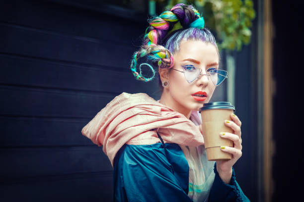 mát mẻ funky cô gái trẻ với mái tóc điên thưởng thức cà phê takeaway trên đường phố - multi colored hair hình ảnh sẵn có, bức ảnh & hình ảnh trả phí bản quyền một lần
