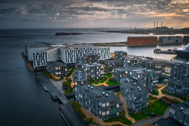 köpenhamns stadsbilden: modern arkitektur vid havet - drone copenhagen bildbanksfoton och bilder