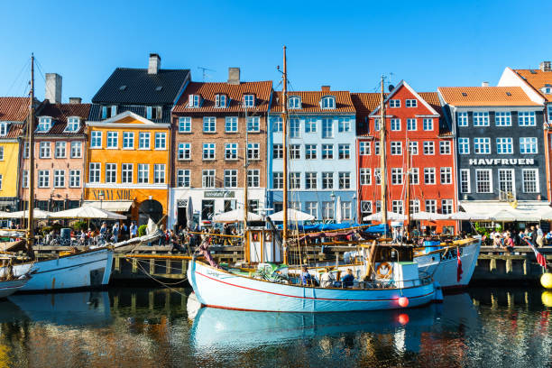copenhagen nyhavn panorama city crowds enjoying sunshine restaurants bars denmark - denmark imagens e fotografias de stock