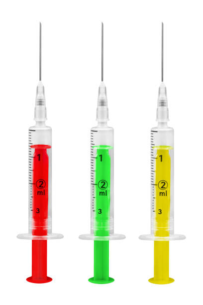 corona-impfung und 3 injektionen rot grün gelb isoliert vor weißem hintergrund - ampelmann stock-fotos und bilder