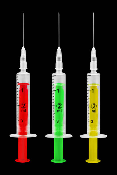 corona-impfung und 3 injektionen rot grün gelb auf schwarzem hintergrund - ampelmann stock-fotos und bilder
