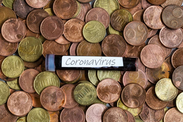 coronavirus bloedmonster liggend op euromunten, covid-19 virustest, bedrijfsconcept - coronatest netherlands stockfoto's en -beelden