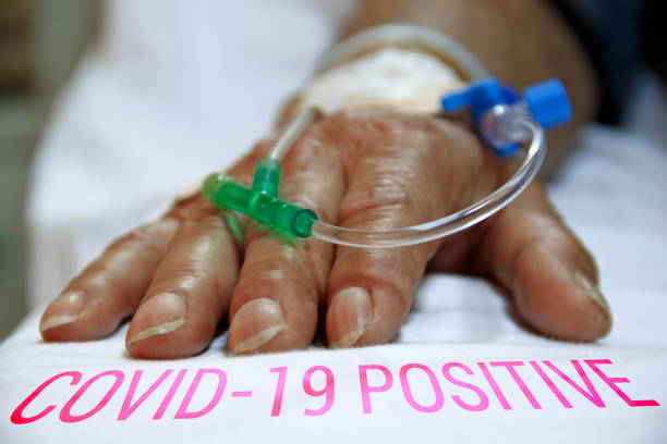 coronavirus covid-19 geïnfecteerde patiënt hand close-up - dood fysieke beschrijving stockfoto's en -beelden