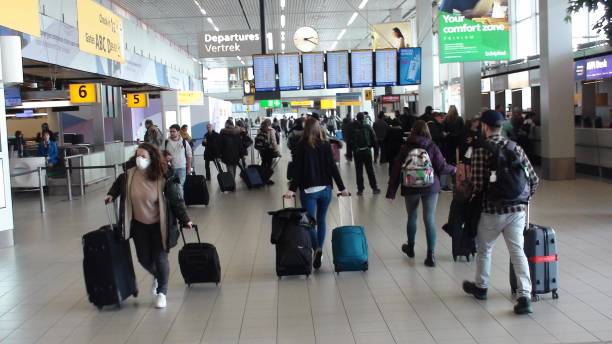 coronavirus nederland europa, amsterdam schiphol airport, minder mensen reizen naar coronavirus (covid-19) - schiphol stockfoto's en -beelden
