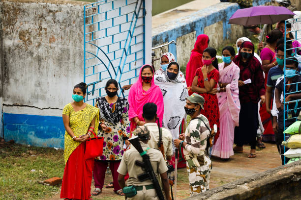 coronavirus pandemic assembly election 2021 in katwa west bangal masker en sociale afstand - indian stockfoto's en -beelden