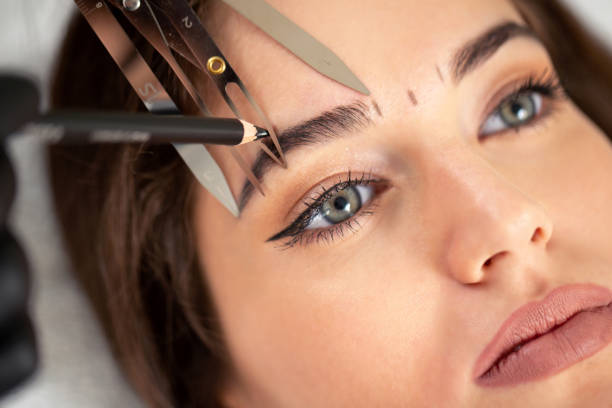 cosmetician preparing to make a legit appearance of naturally full brows - resistência imagens e fotografias de stock