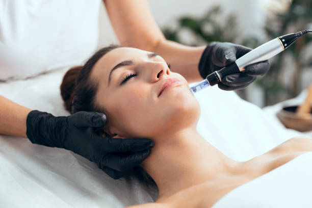 Cosmetologist making mesotherapy injection with dermapen on face for rejuvenation on the spa center. Shot of cosmetologist making mesotherapy injection with dermapen on face for rejuvenation on the spa center. energy healing definition stock pictures, royalty-free photos & images