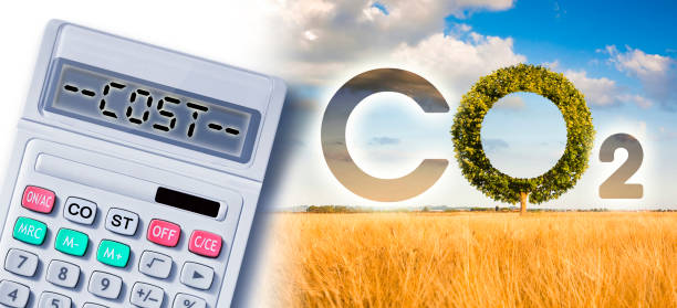 custos sobre a redução da quantidade de emissões de co2 - conceito com texto ícone de co2 e forma de árvore em cena rural com calculadora - co2 lavoura - fotografias e filmes do acervo