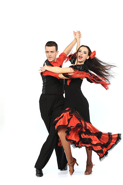 beau couple dans la salle de bal de dans'actif - danseuse flamenco photos et images de collection