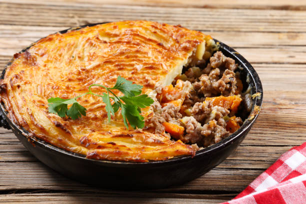 Cottage and Shepherds Pie Cottage Pie with minced beef and Shepherds Pie with minced lamb topped with mash potato and grated cheese, a traditional British meal. High resolution 45Mp using Canon EOS R5 and associate lenses pea protein powder stock pictures, royalty-free photos & images