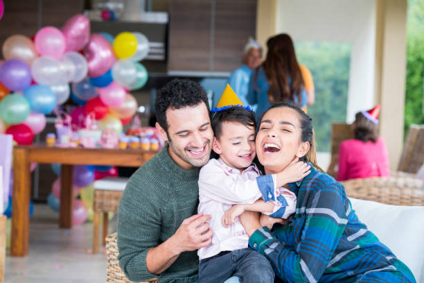 pareja y su hijo en una celebración - latin family fotografías e imágenes de stock