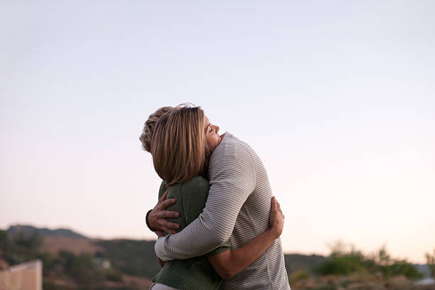 coppia abbracciare all'aperto - abbracciare una persona foto e immagini stock