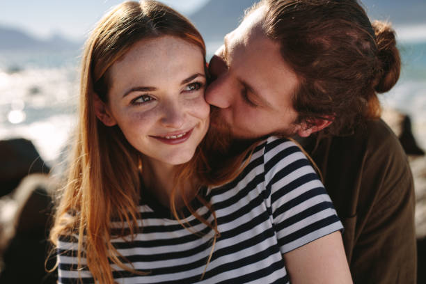 coppia innamorata durante le vacanze al mare - couple kiss foto e immagini stock